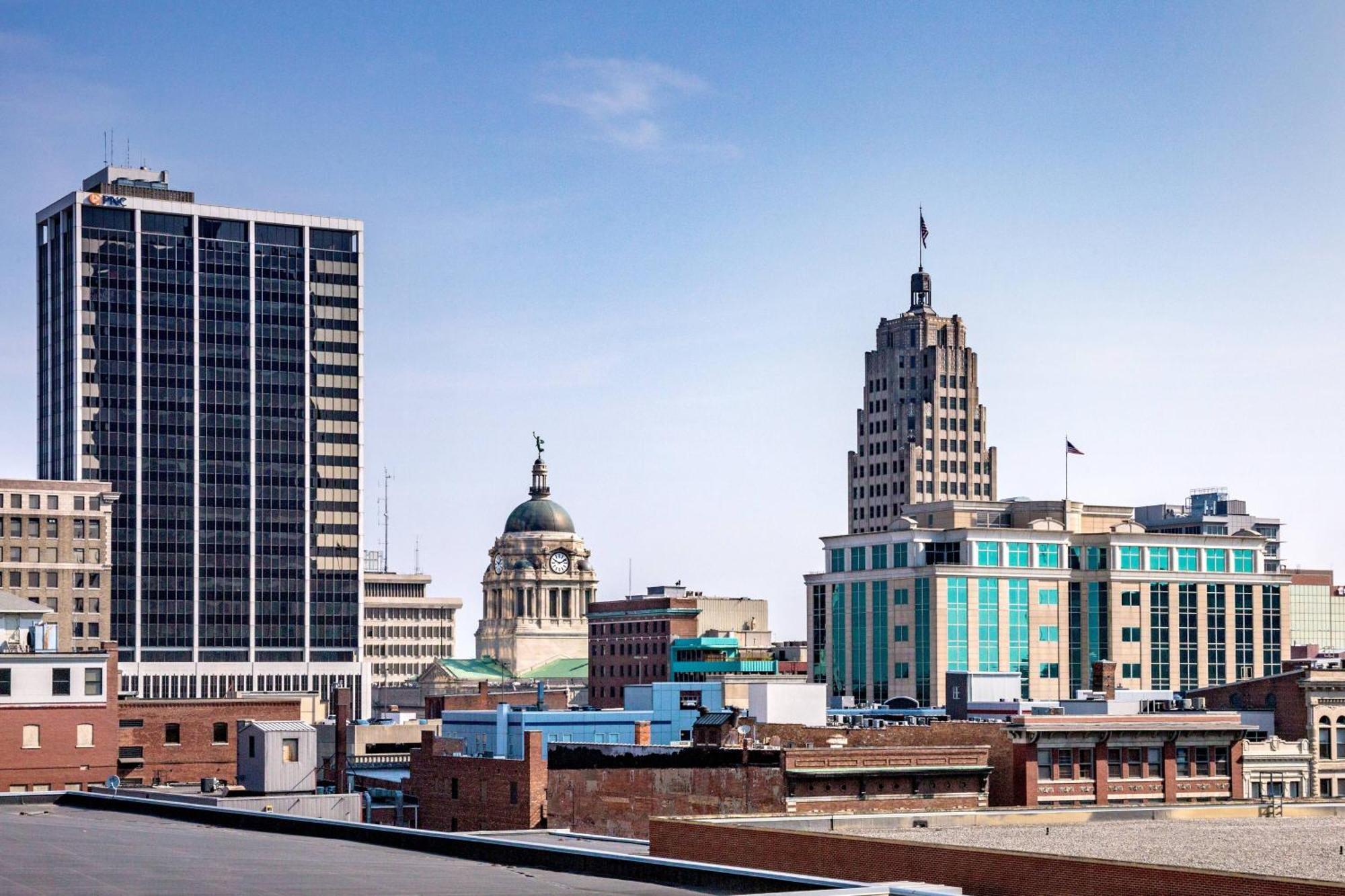 Courtyard Fort Wayne Downtown At Grand Wayne Convention Center Экстерьер фото