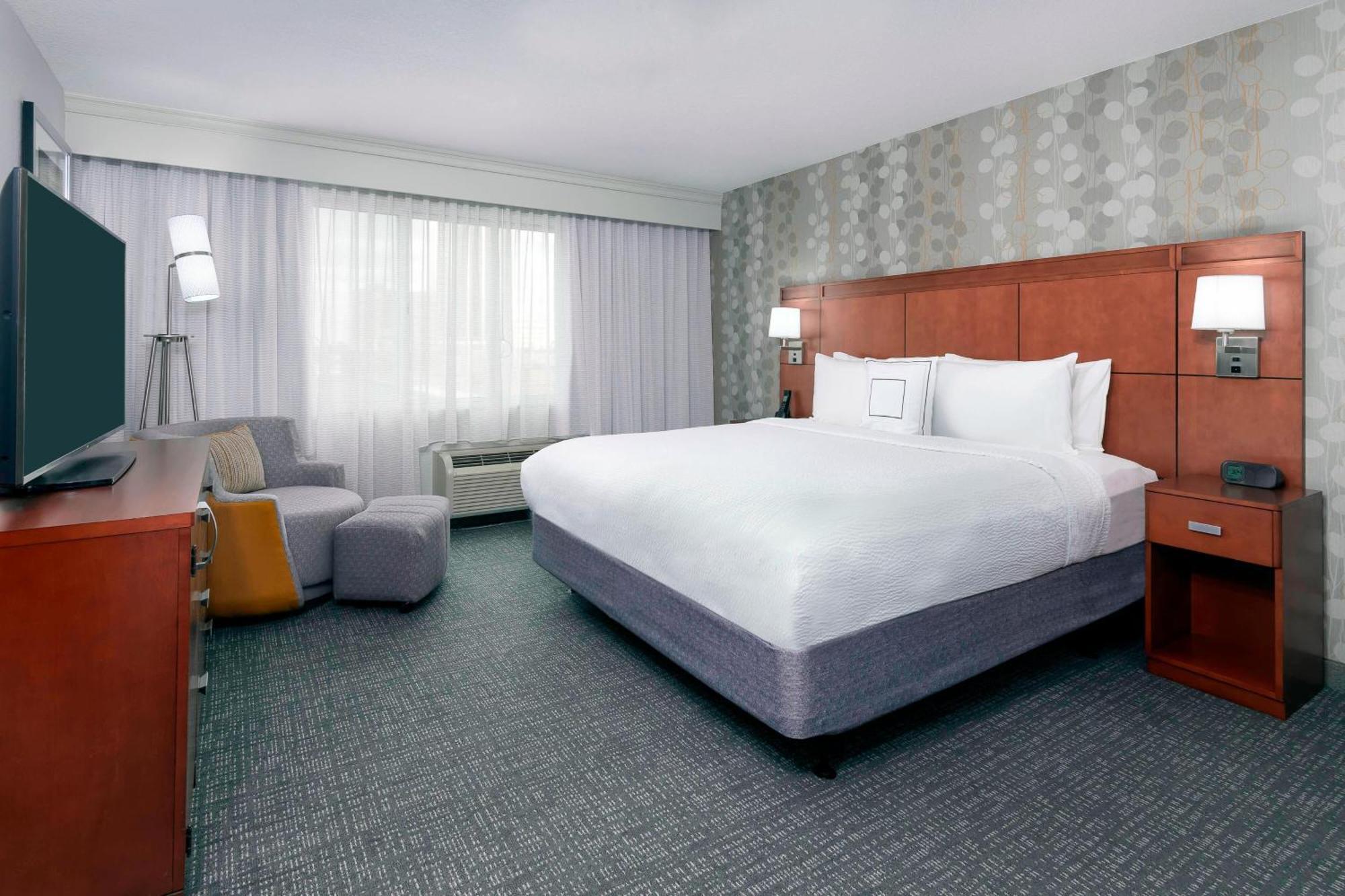 Courtyard Fort Wayne Downtown At Grand Wayne Convention Center Экстерьер фото