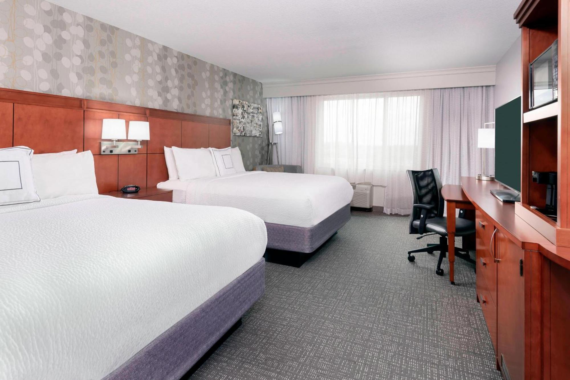 Courtyard Fort Wayne Downtown At Grand Wayne Convention Center Экстерьер фото