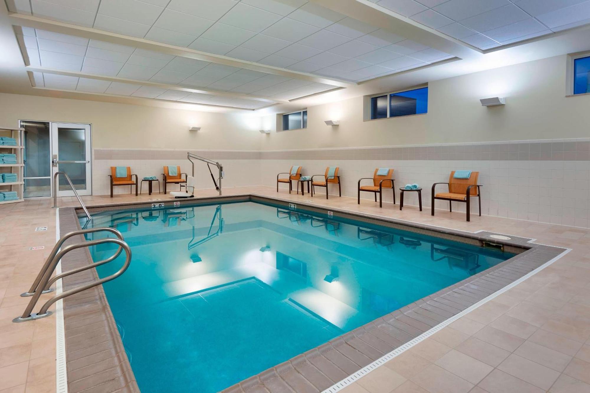 Courtyard Fort Wayne Downtown At Grand Wayne Convention Center Экстерьер фото