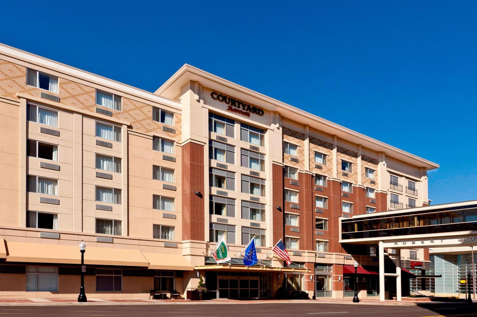 Courtyard Fort Wayne Downtown At Grand Wayne Convention Center Экстерьер фото
