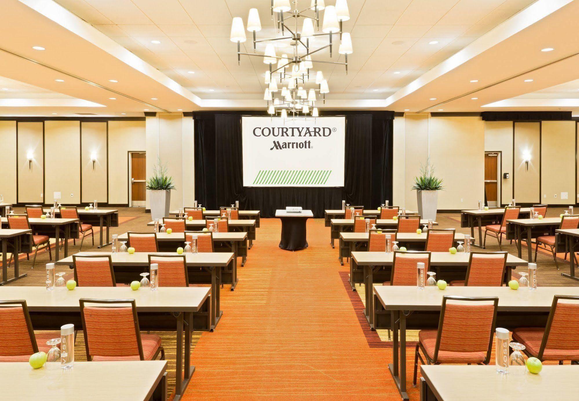 Courtyard Fort Wayne Downtown At Grand Wayne Convention Center Экстерьер фото