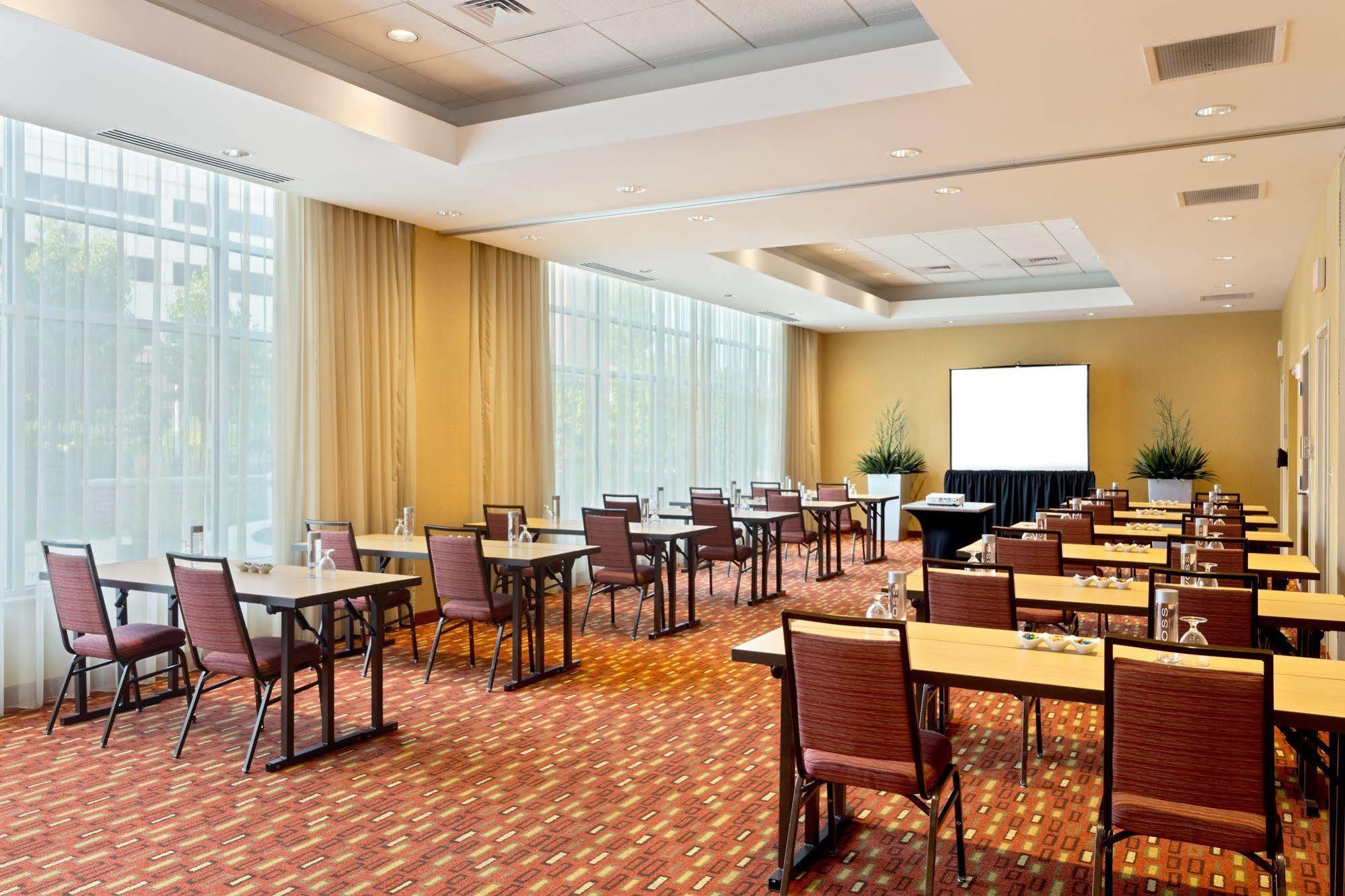 Courtyard Fort Wayne Downtown At Grand Wayne Convention Center Экстерьер фото