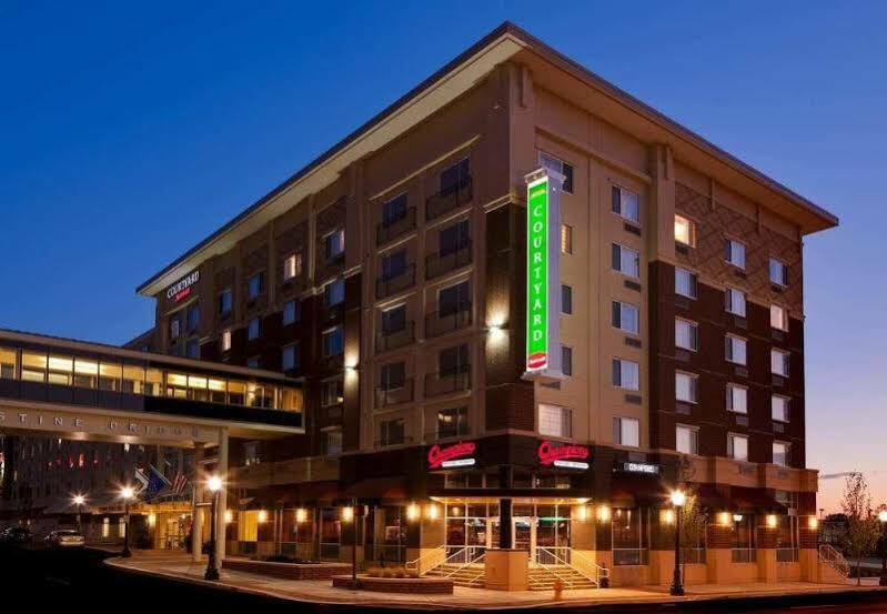 Courtyard Fort Wayne Downtown At Grand Wayne Convention Center Экстерьер фото